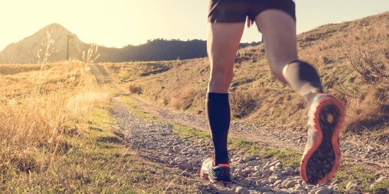 Hombre corriendo por el campo