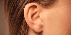 Bulto detrás de la oreja que duele al tocarlo o pica, ¿qué puede ser?