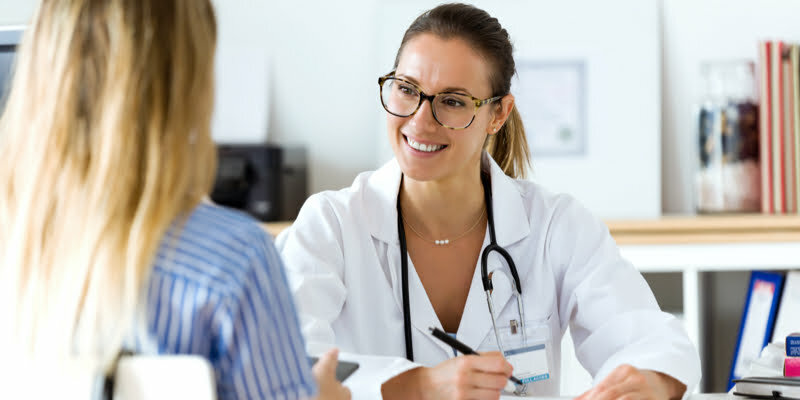 Mujer en consulta con doctora