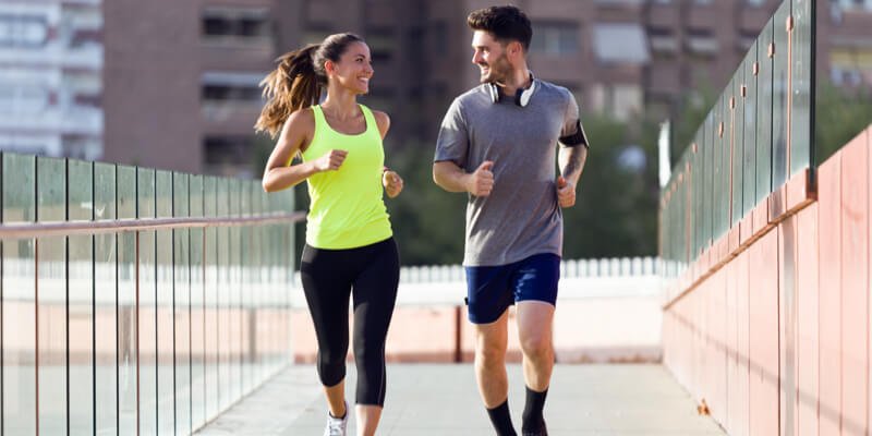 pareja corriendo