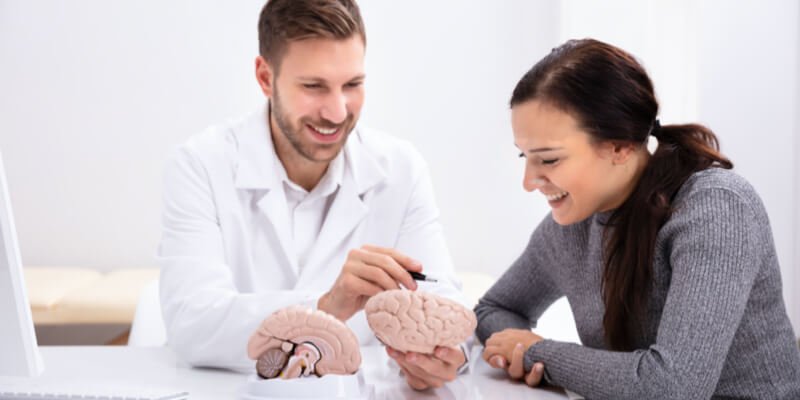 neurólogo con paciente en consulta