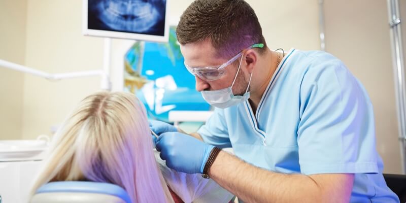 mujer sentada con dentista