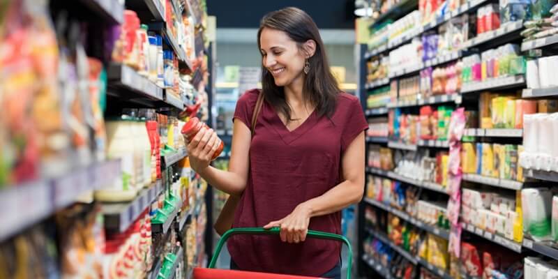 Mujer leyendo la etiqueta de un alimento