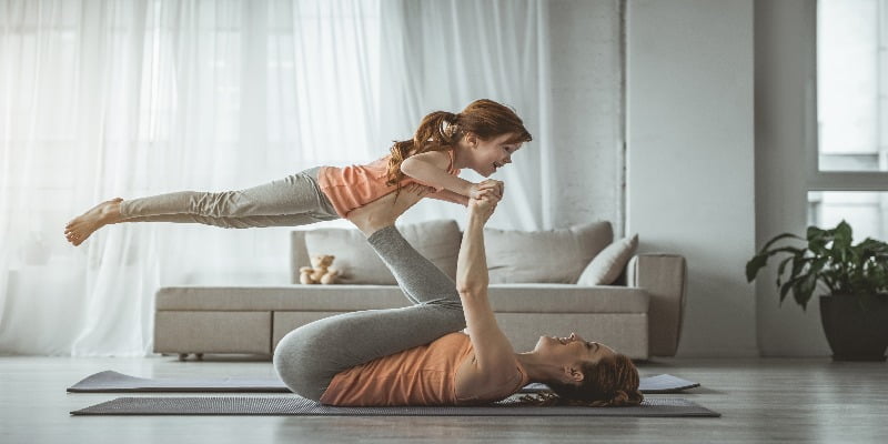 mujer y niña haciendo ejercicio