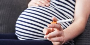 Embarazo y tabaco, mejor dejar de fumar antes de ser madre