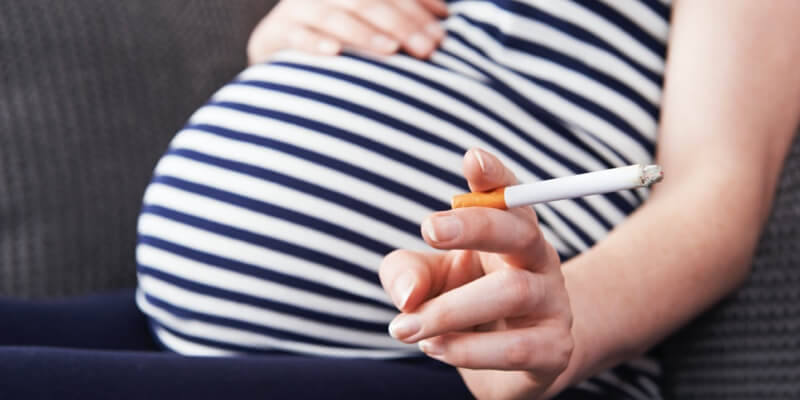 mujer embarazada fumando