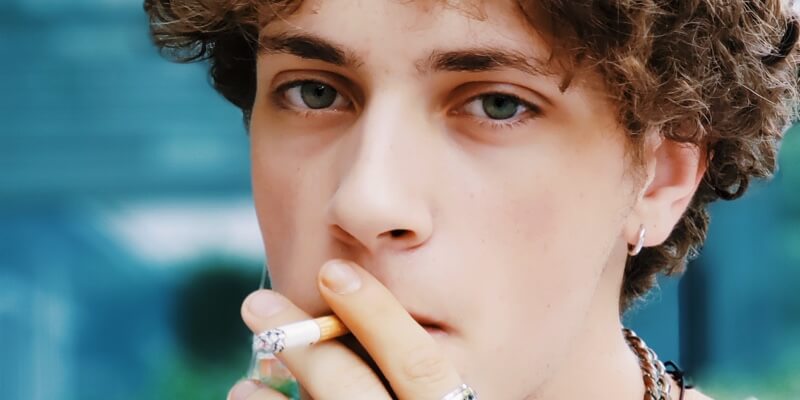 adolescente con un cigarrillo