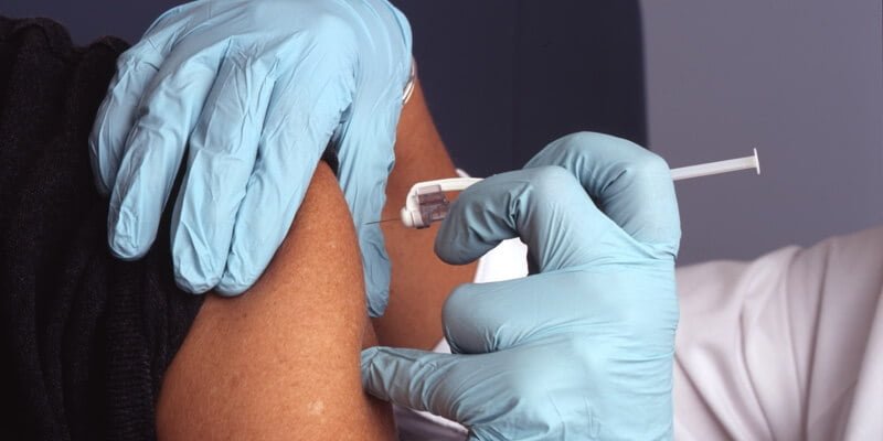 enfermera poniendo vacuna