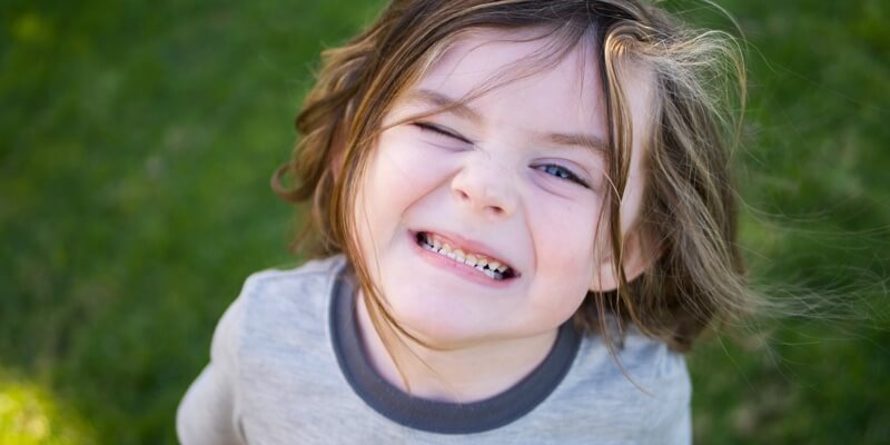 niño con dientes de leche