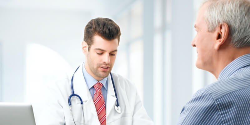 médico y paciente en consulta