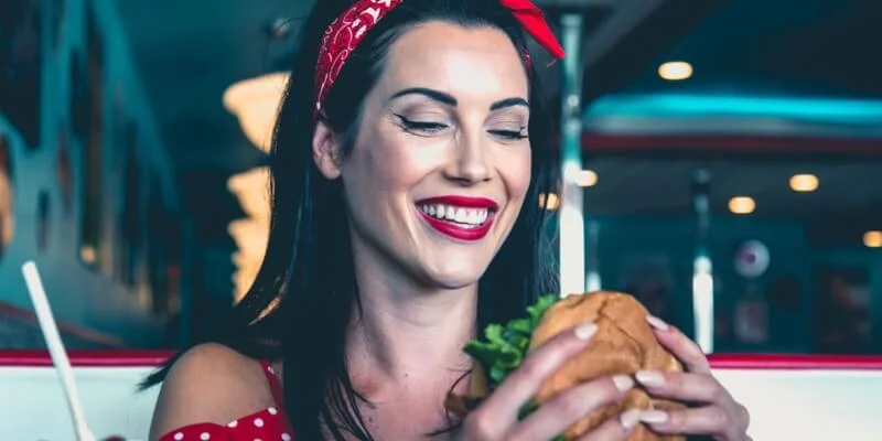 mujer con hamburguesa
