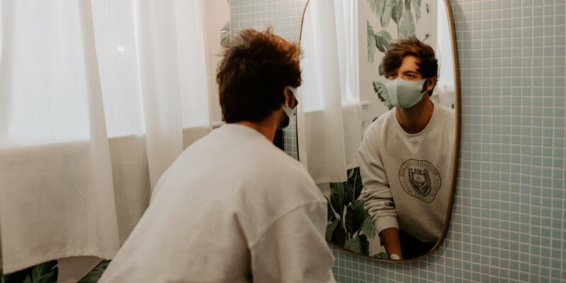 hombre en casa con mascarilla