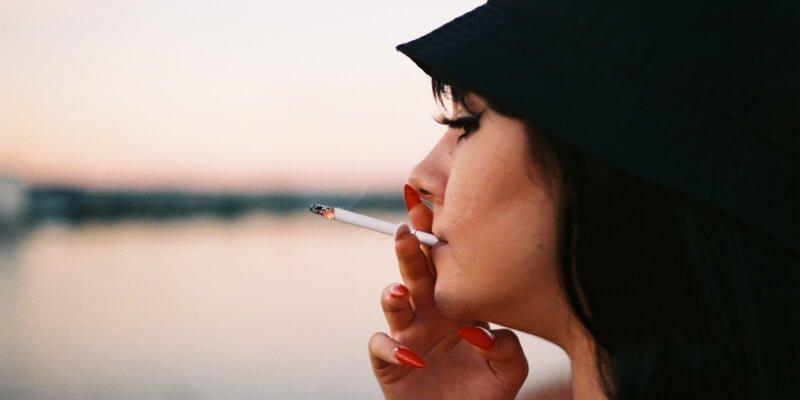 mujer fumando