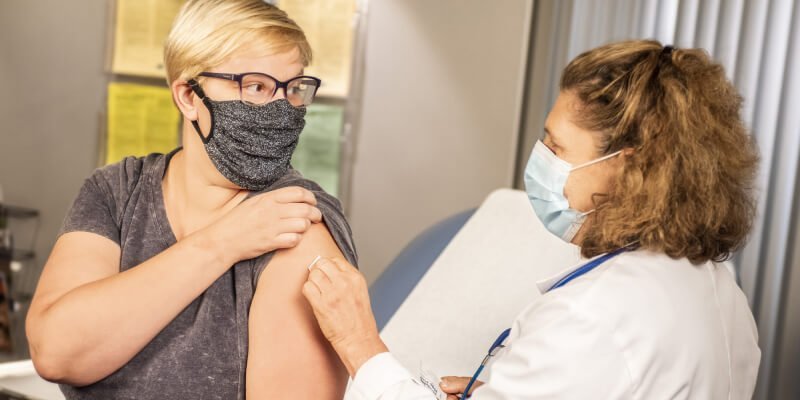 mujer vacunándose