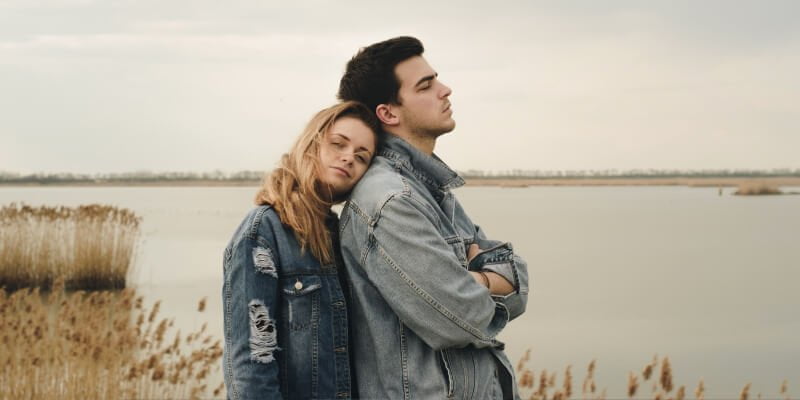 pareja junto a un río