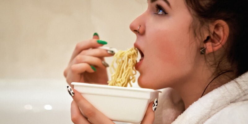 chica comiendo pasta