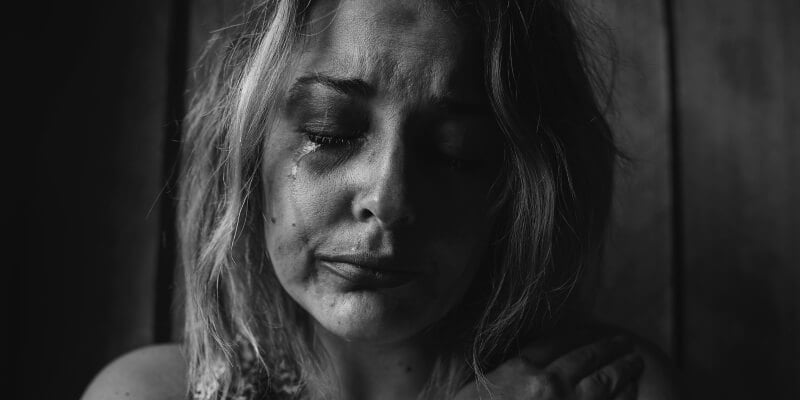 mujer llorando por maltrato
