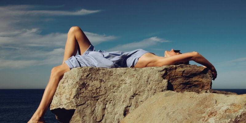 mujer tomando el sol