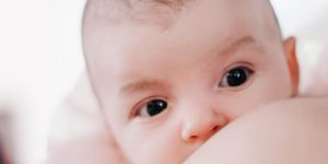¿Es frecuente que los bebés tengan la cabeza plana?