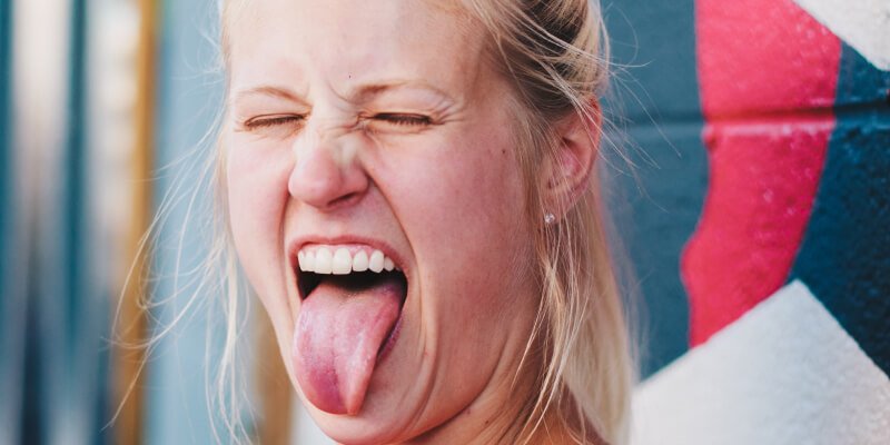 mujer sacando la lengua