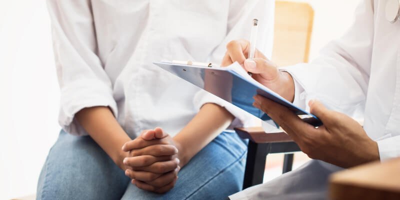 mujer en consulta con el médico