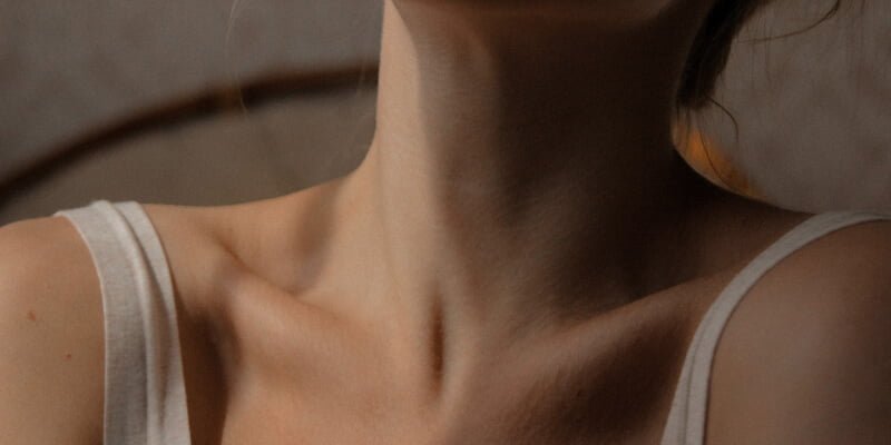 cuello de mujer con tiroides