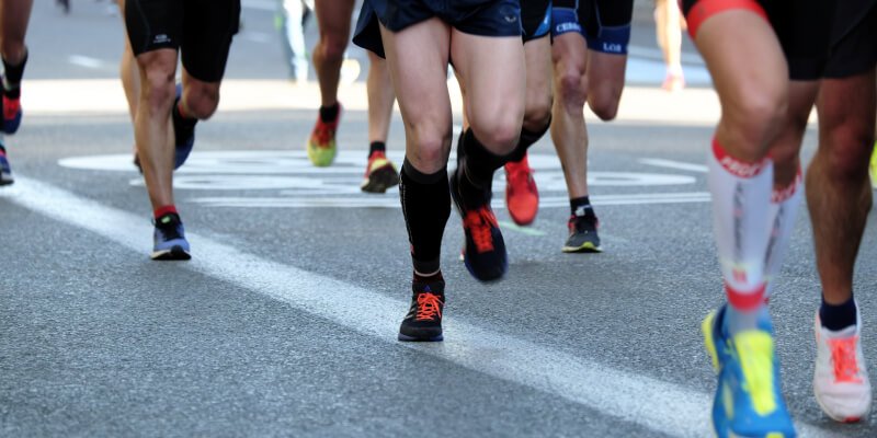 grupo de personas corriendo