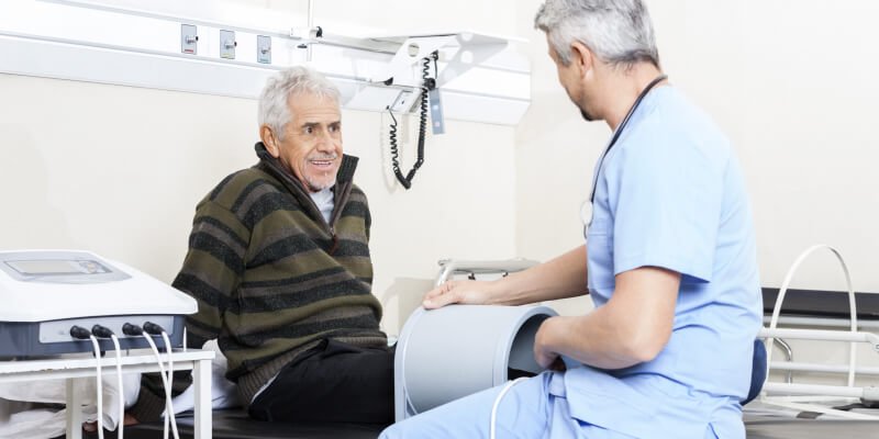 hombre en tratamiento con magnetoterapia