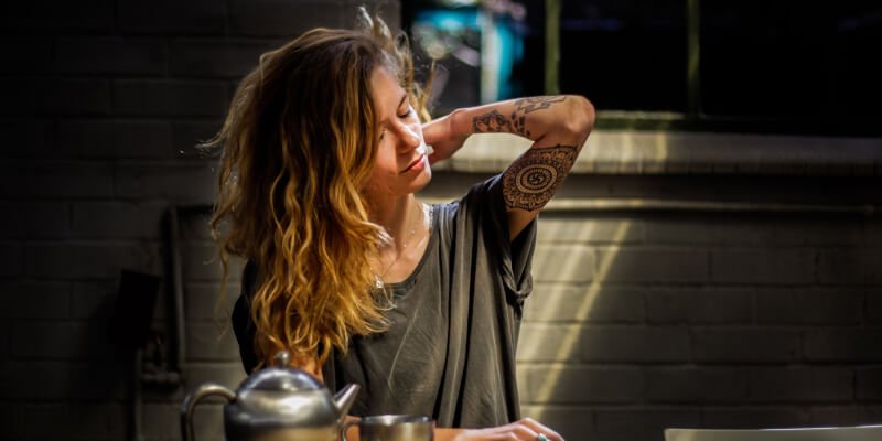 mujer con dolor en el cuello