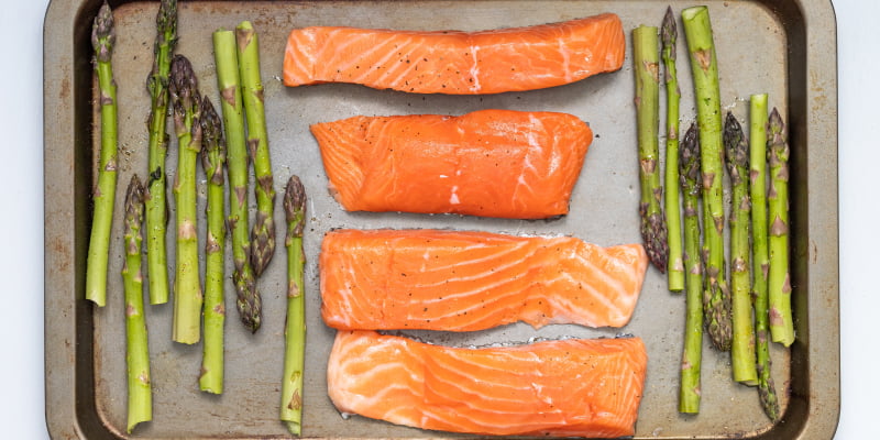 plato de salmón y espárragos