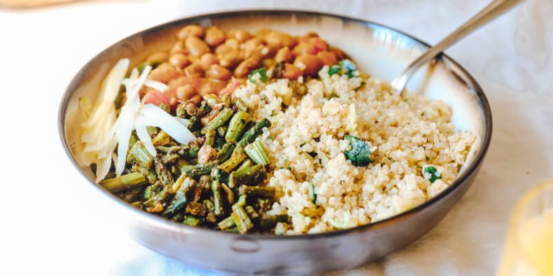 plato de alimentos con quinoa