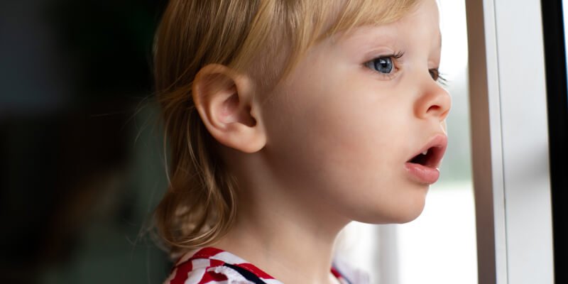 niño pequeño con posibles gusanos