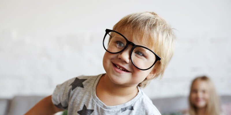 niño con gafas