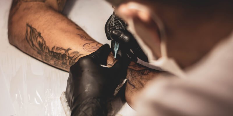 Tatuador trabajando