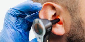 Oídos taponados: por qué ocurre y cómo remediarlo