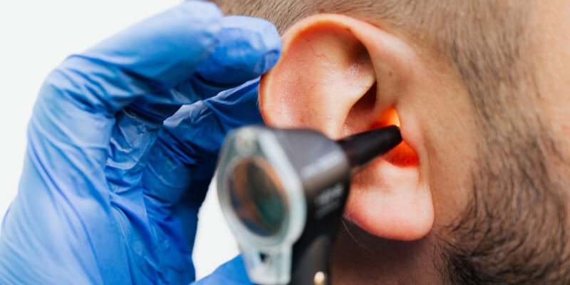 otoscopio en oído