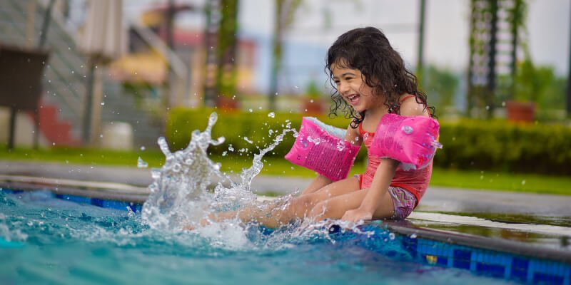 6 consejos para que los niños disfruten de la piscina con seguridad